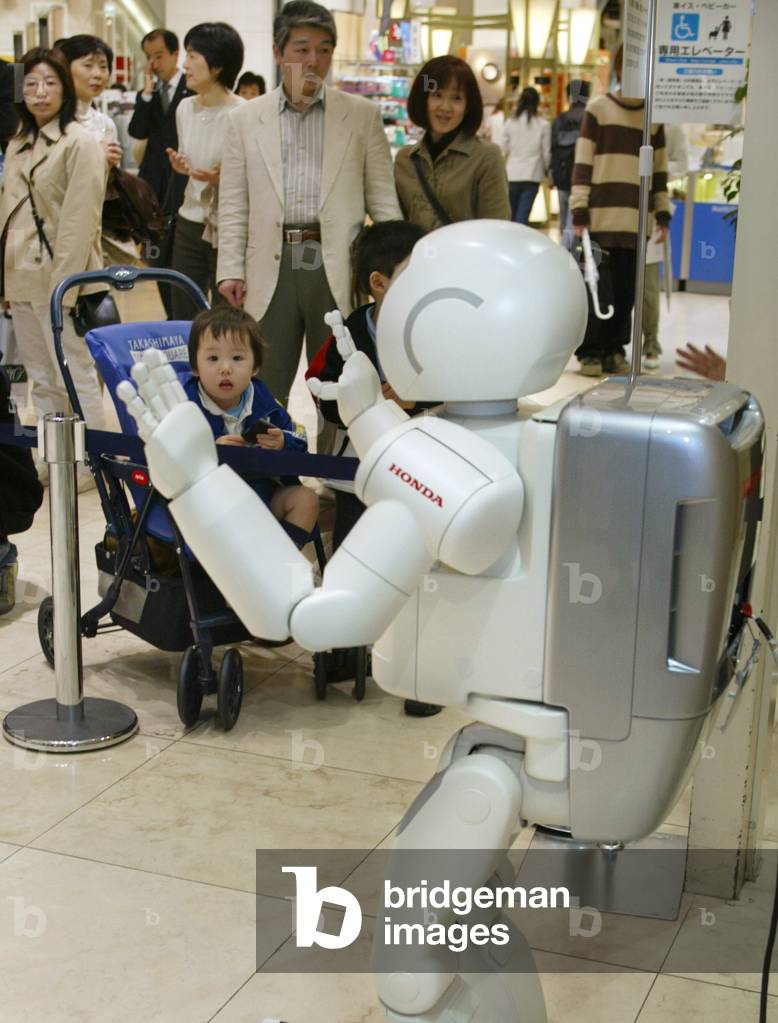 Image of HONDA MOTOR'S HUMANOID ROBOT ASIMO MAKES DEBUT AT TOKYO'S ...