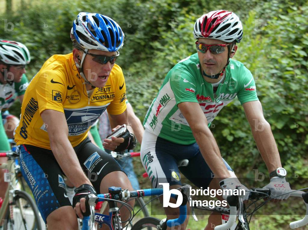 Image of US Postal team rider Lance Armstrong (L) of the USA