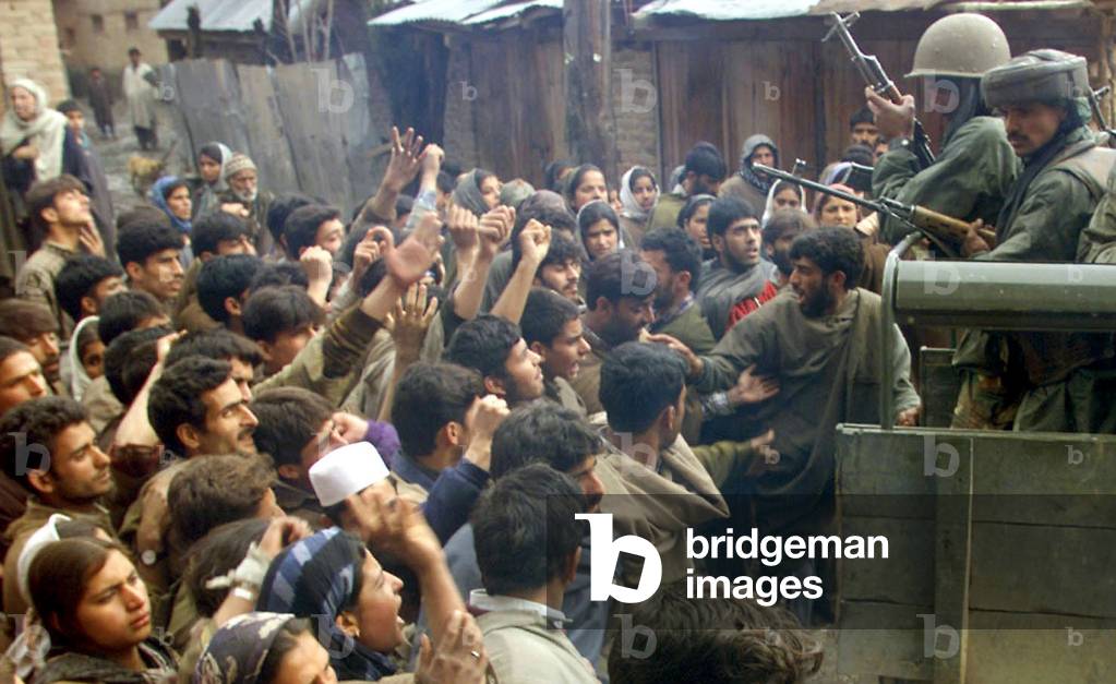 Image of KASHMIRI MUSLIM VILLAGERS SHOUT SLOGANS IN FRONT OF INDIAN ARMY