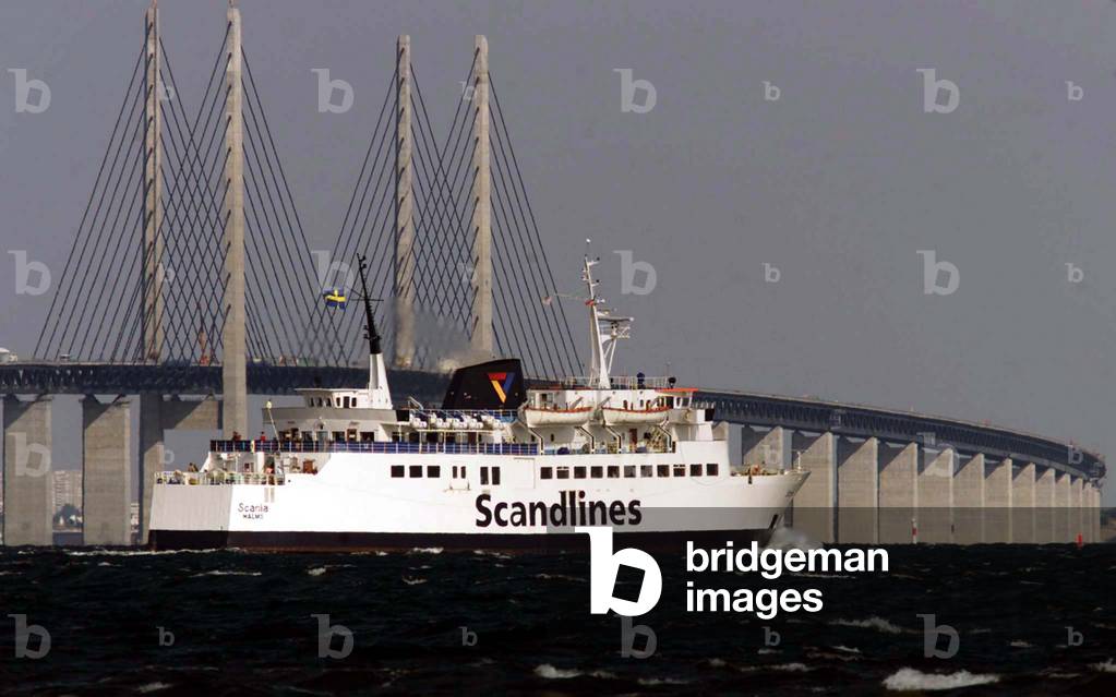 A ferry leaves the port of Dragor in front of a new brigde which will connect Denmark with Sweden Au.., 1999-08-14 (photo)