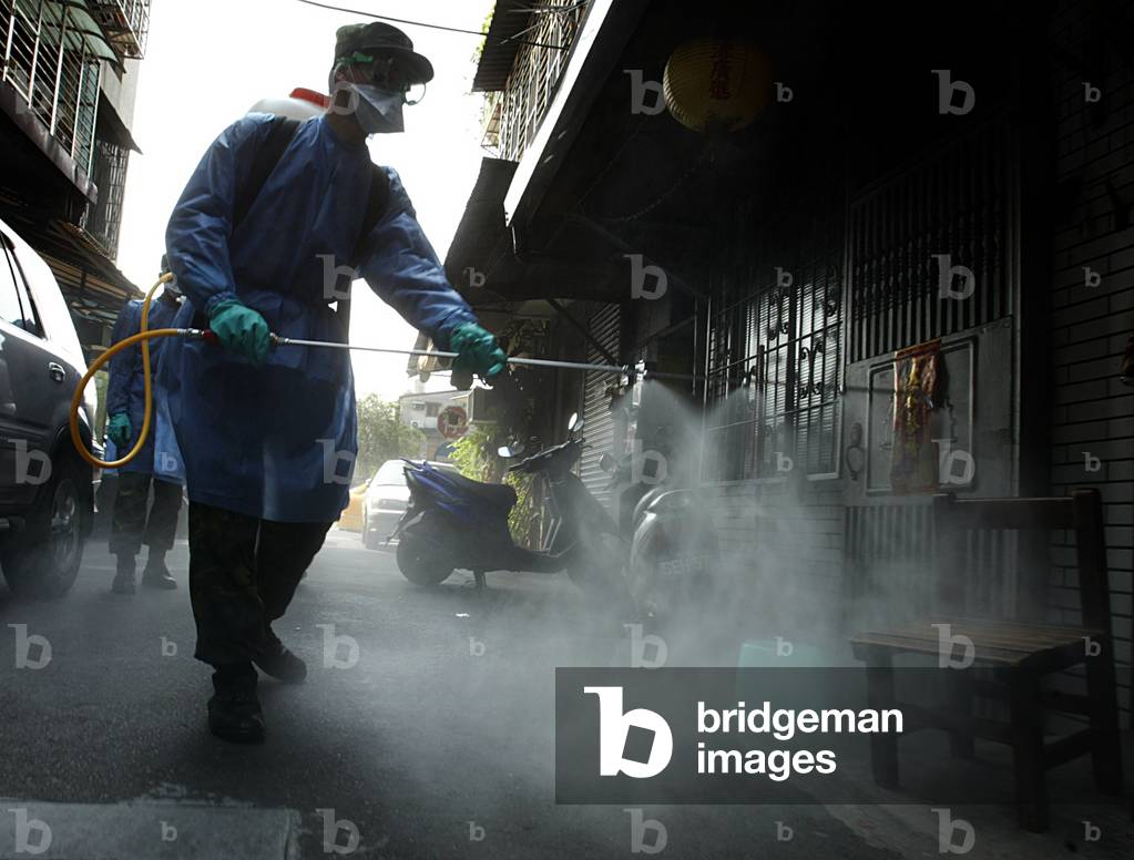 A TAIWAN SOLDIER DISINFECTS A TAIPEI STREET, 2003-05-12 (photo)