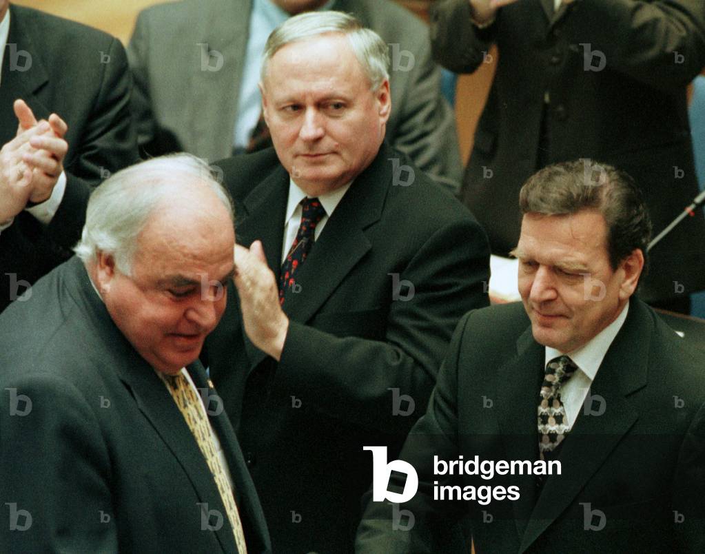 GERMAN CHANCELLOR GERHARD SCHROEDER WATCHES PREDECESSOR KOHL IN BONN, 1998-10-27 (photo)