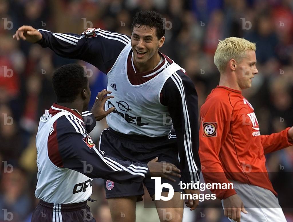 PIZARRO OF BAYERN MUNICH CELEBRATES AFTER SCORING AGAINST COLOGNE, 2001-10-27 (photo)