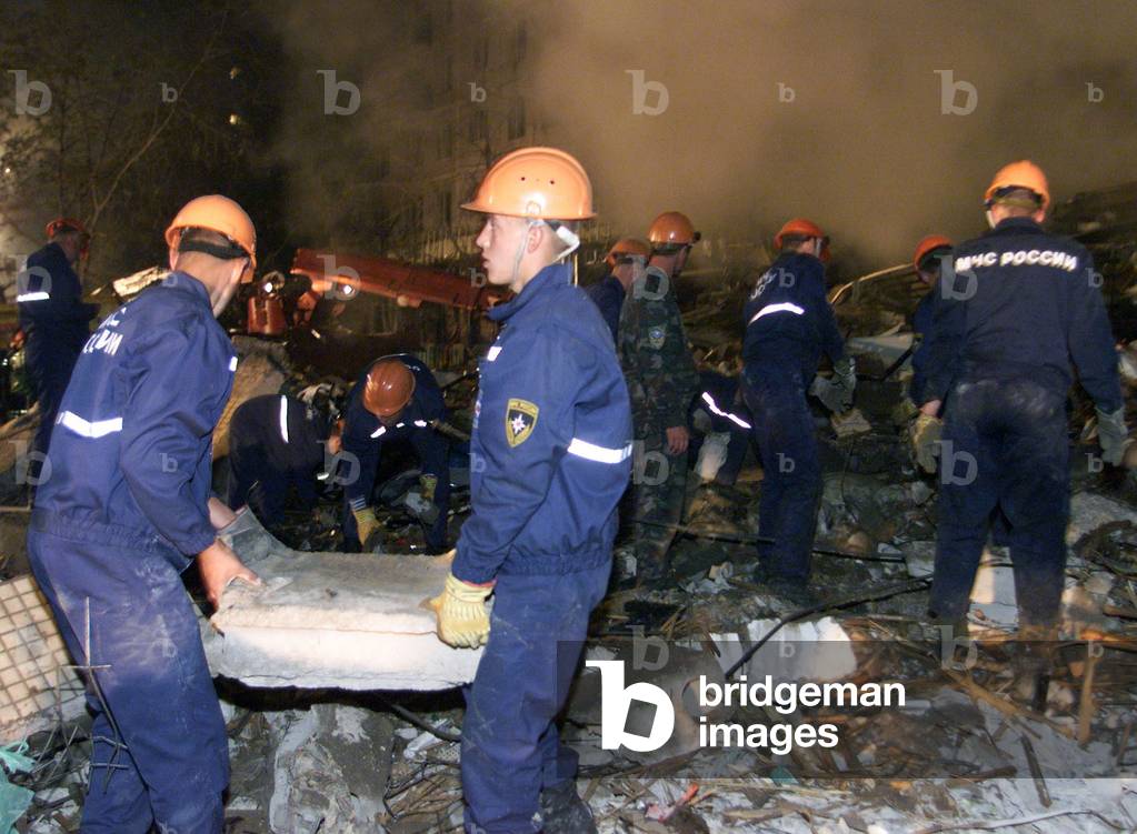 RESCUE WORKERS CLEAR RUBBLE FOLLOWING AN EXPLOSION IN A BLOCK OF FLATS ON OUTSIRTS OF MOSCOW, 1999-09-09 (photo)