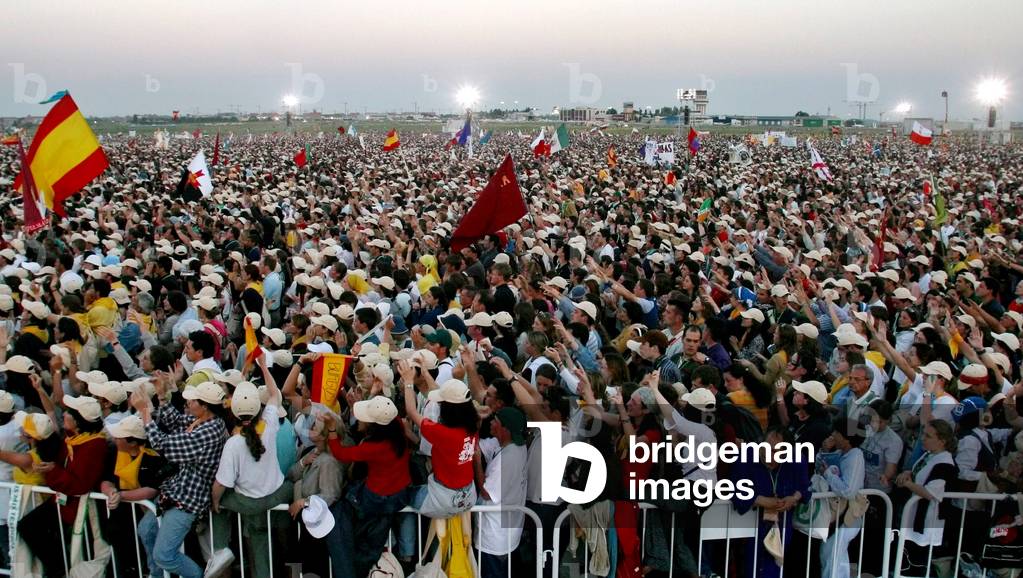FAITHFULL RAISE THEIR ARMS AS THEY LISTEN POPE JOHN PAUL II DURING
THEIR MEETING IN MADRID, 2003-05-03 (photo)