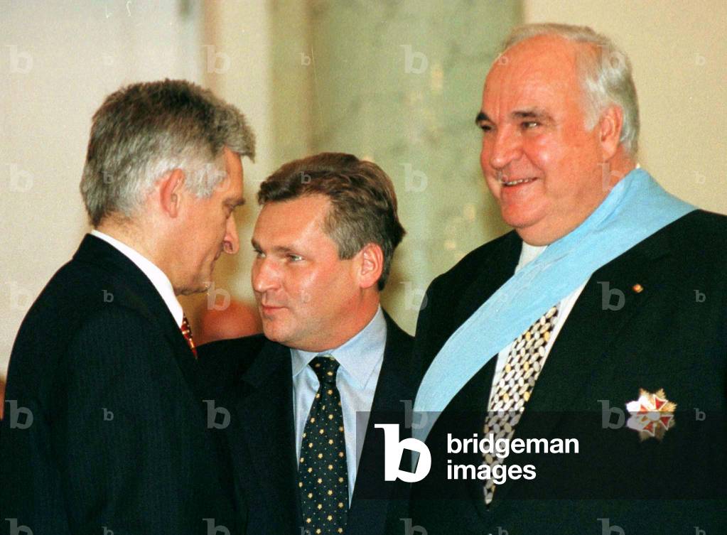 Image of GERMAN CHANCELLOR KOHL STANDS WITH THE POLISH PRIME MINISTER Image of GERMAN CHANCELLOR KOHL STANDS WITH THE POLISH PRIME MINISTER