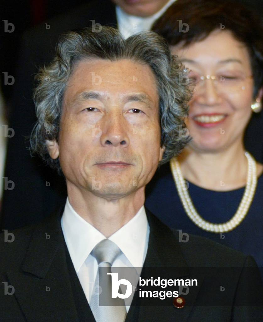 Image of JAPANESE PRIME MINISTER KOIZUMI POSES FOR PHOTOGRAPHY SESSION ...