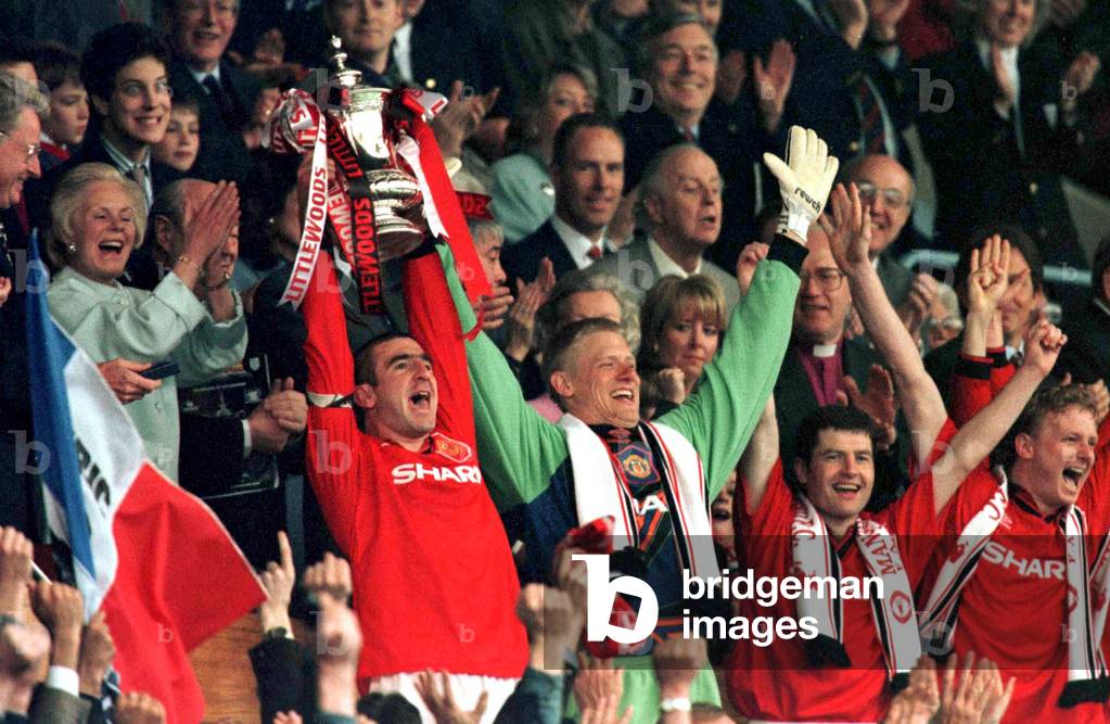 Photo Ancienne - Eric Cantona Soulève Le Trophée De La Premier League - Manchester United 1990s