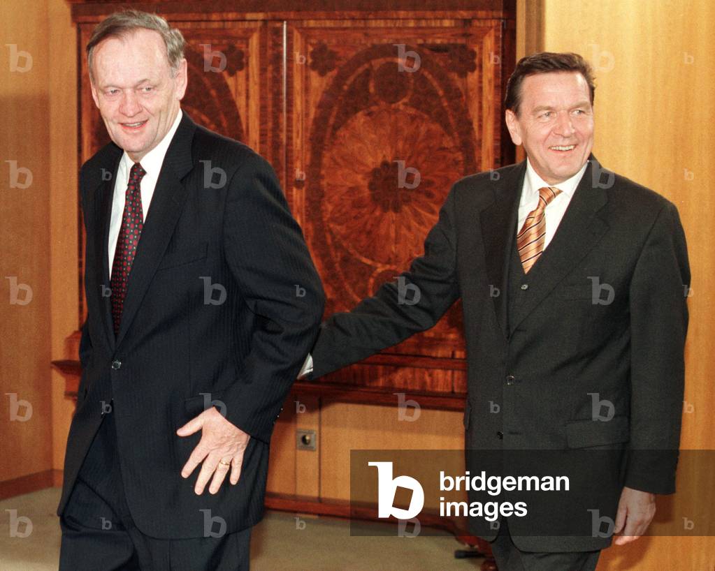 CHANCELLOR SCHROEDER WELCOMES CANADIAN PRIME MINISTER CHRETIEN IN BONN, 1999-01-26 (photo)