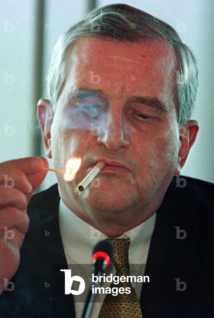 Image of DRESDNER BANK CHAIRMAN BERNHARD WALTER LIGHTS A CIGARETTE,  1998-03-26 (photo)