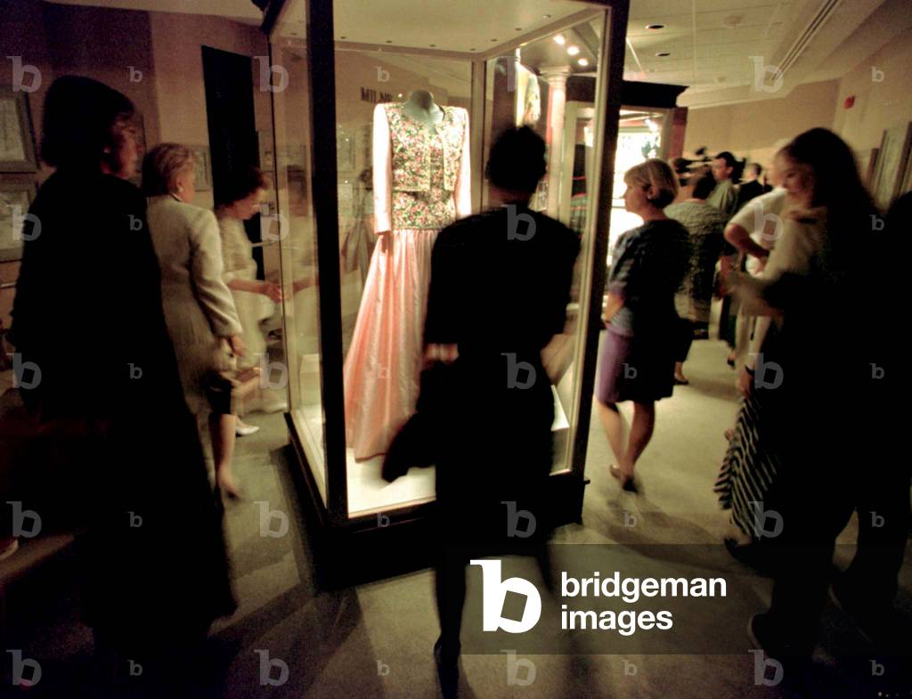 Image of PRINCESS DIANA DRESSES ON DISPLAY IN TORONTO'S GALLERY, 1998-08-21  (photo)