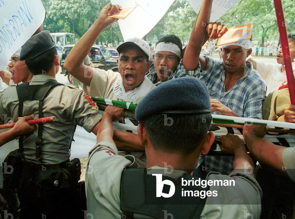 Image of INDONESIAN POLICEMEN PUSH BACK A GROUP OF MOSLEM ACTIVIST IN