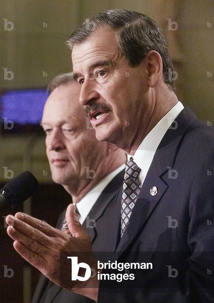 MEXICAN PRESIDENT FOX SPEAKS AT NEWS CONFERENCE WITH CANADIAN PM CHRETIEN, 2001-04-19 (photo)