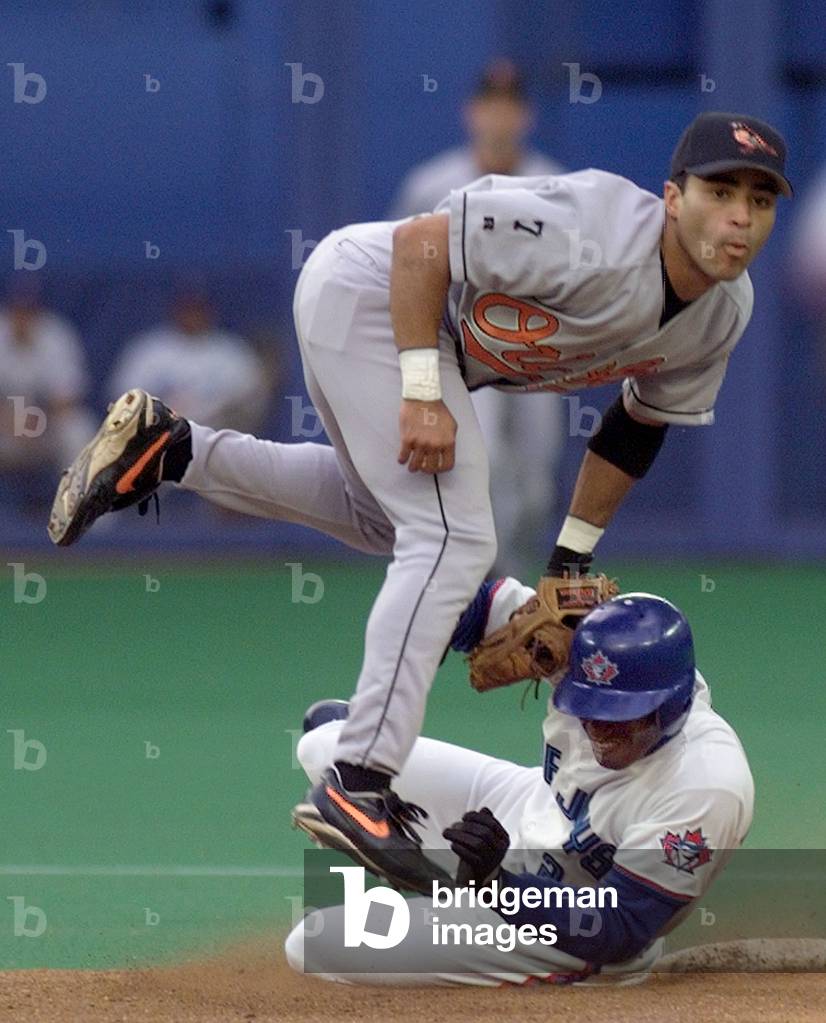 ORIOLES HAIRSTON WATCHES FOR DOUBLE PLAY AGAINST JAYS, 1999-07-01 (photo)