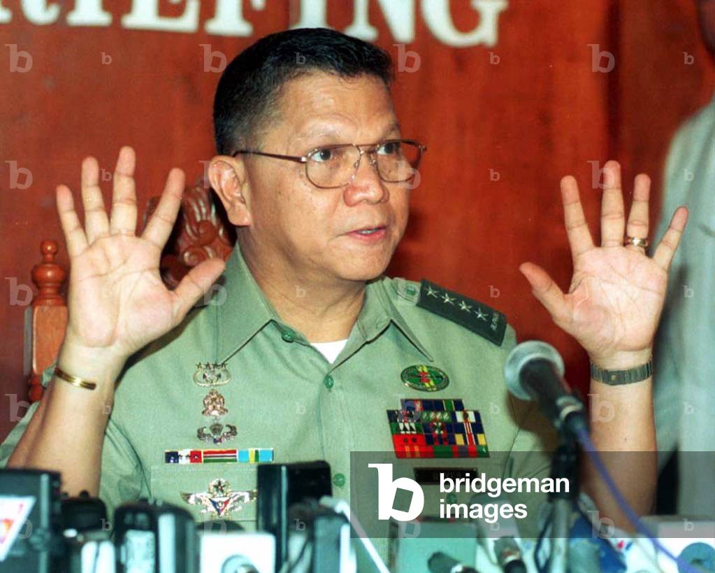 Image of PHILIPPINE ARM FORCES CHIEF GENERAL ANGELO REYES AT PRESSER IN