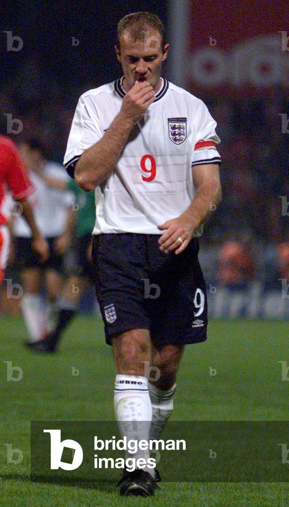 ENGLAND'S SHEARER WALKS OFF AT HALF TIME DURING EUROPEAN CHAMPIONSHIPS MATCH AGAINST POLAND, 1999-09-08 (photo)