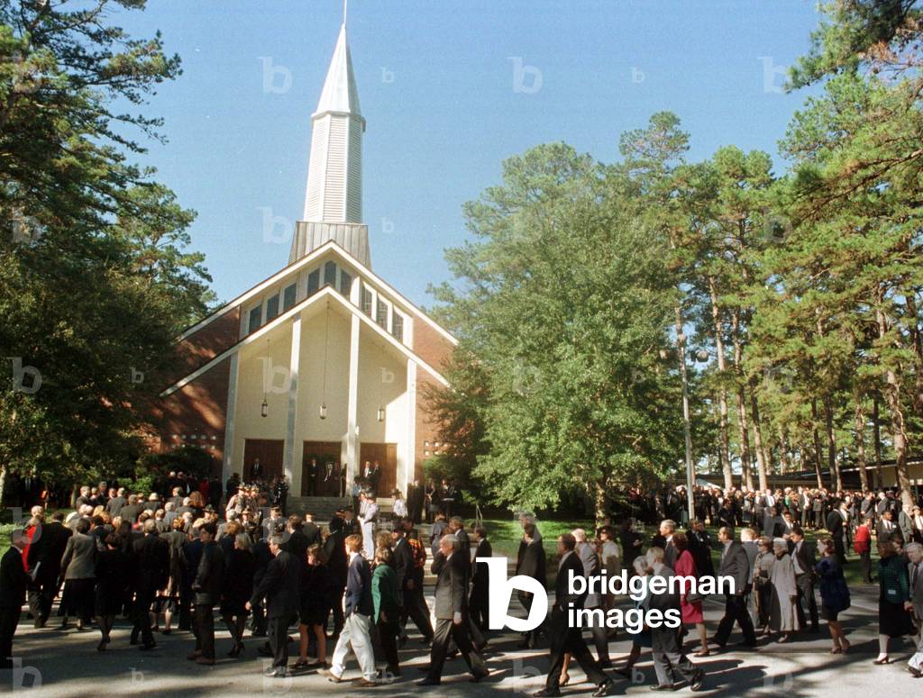 Image of FAMILY AND DIGNITARIES ENTER THE CHURCH FOR CHILES FUNERAL