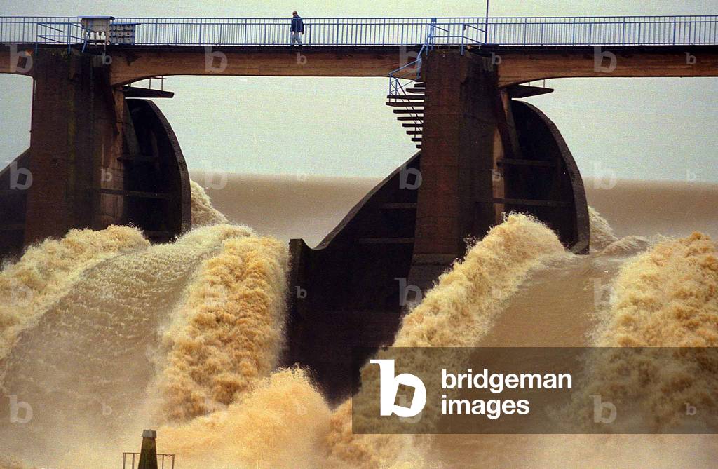 A BOSNIAN MAN WATCHES FLOOD WATERS FLOW THROUGH OPENED DAM ON MODRAC LAKE, 2001-06-21 (photo)