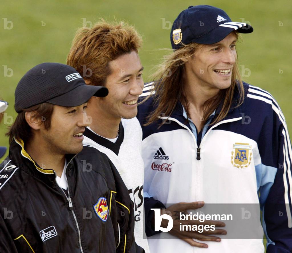 ARGENTINA'S CANIGGIA POSES WITH JAPANESE SOCCER FANS IN NARAHA, 2002-05-28 (photo)