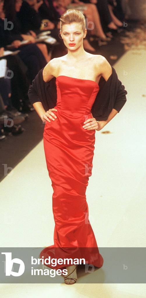 Image of MODEL WEARS A LONG SATIN DRESS AT THE OSCAR DE