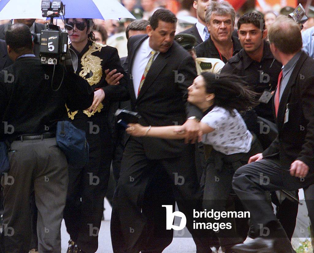 Image of POP STAR MICHAEL JACKSON ARRIVES AT HIS MUNICH HOTEL, 1999-06-26