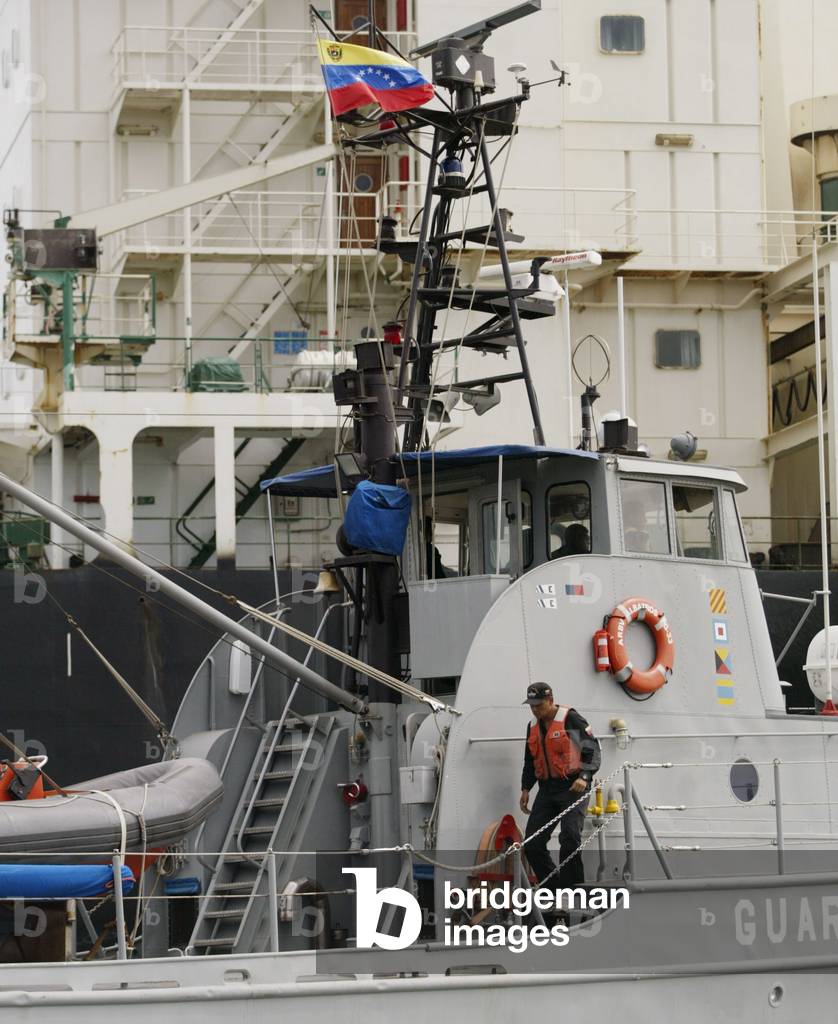 美海岸警卫队扣押逃跑油轮对能源航运及海事保险股影响分析