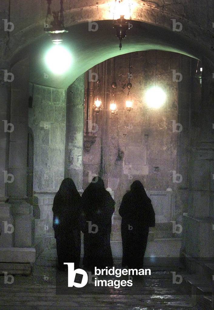 NUNS WALK IN THE EMPTY CHURCH OF THE HOLY SEPULCHRE IN JERUSALEM'S OLD
CITY ON EASTER SUNDAY, 2002-03-31 (phot