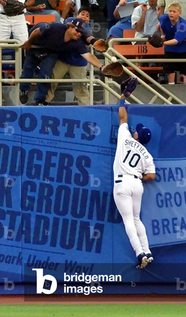 DODGERS SHEFFIELD LEAPS IN VAIN FOR HOME RUN BALL BY PADRES KLESKO, 2000-06-28 (photo)