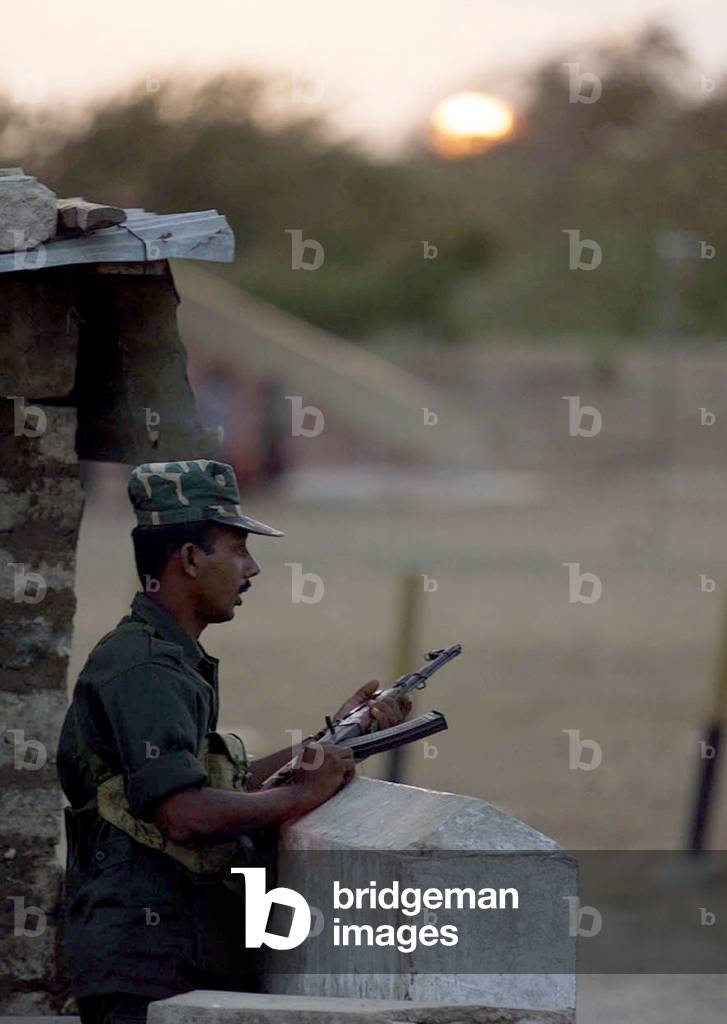 A SRI LANKAN SOLDIER GUARDS THE TOWN OF JAFFNA, 2002-08-20 (photo)