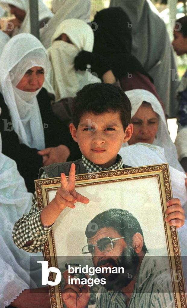 Image of The son of Hamas leader Abdelaziz al-Rantissi makes a victory