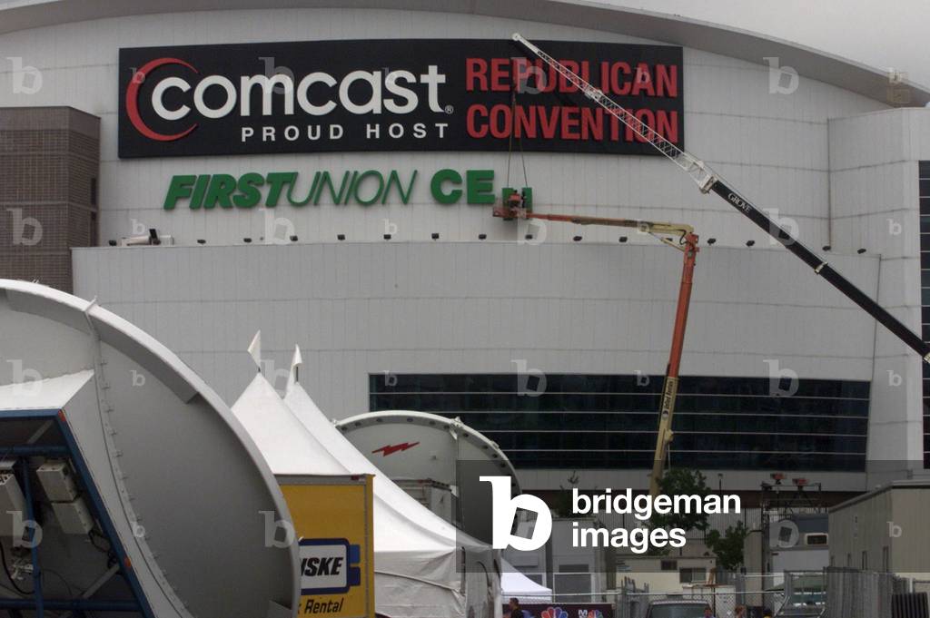 Image of FIRST UNION CENTER SIGN GOES UP AT RNC, 2000-07-27 (photo)
