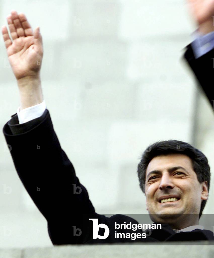 PEOPLE'S PARTY LEADER WAVES TO THE CROWD DURING A RALLY IN YEREVAN, 2003-02-16 (photo)