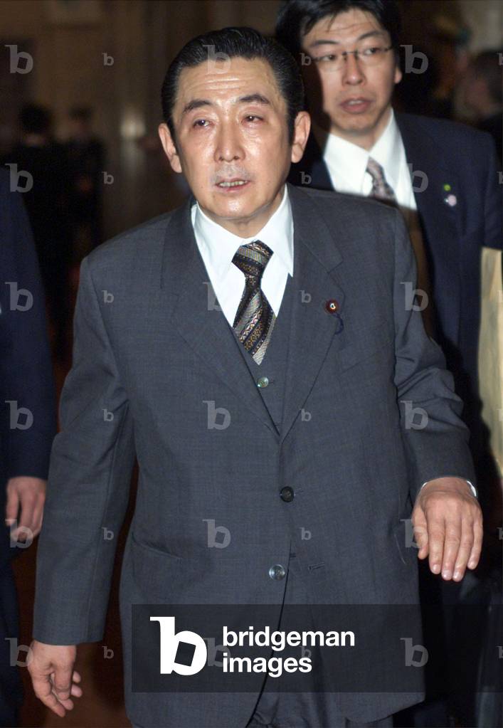 FORMER JAPANESE PREMIER RYUTARO HASHIMOTO WALKS INSIDE PARLIAMENT IN TOKYO, 2001-04-06 (photo)