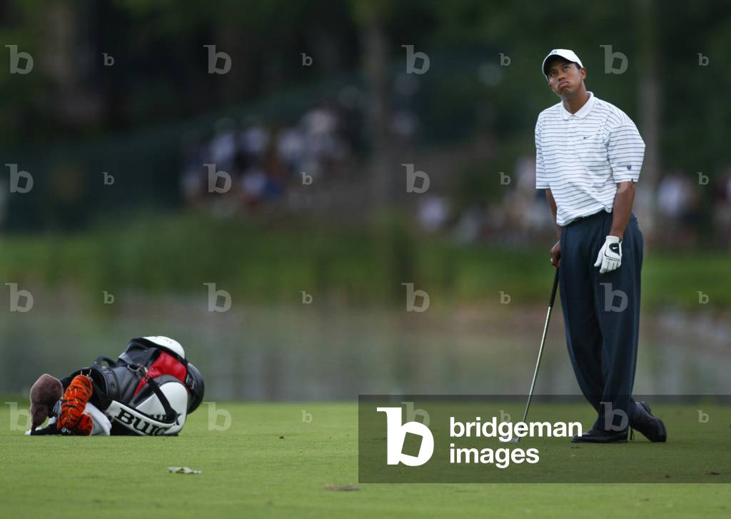 TIGER WOODS WAITS AFTER HITTING AN APPROACH SHOT TO 16TH GREEN, 2002-08-16 (photo)