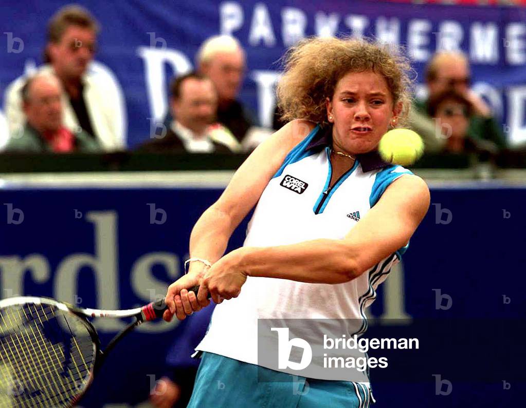 PATTY SCHNYDER OF SWITZERLAND RETURNS A BACKHAND, 1998-07-10 (photo)