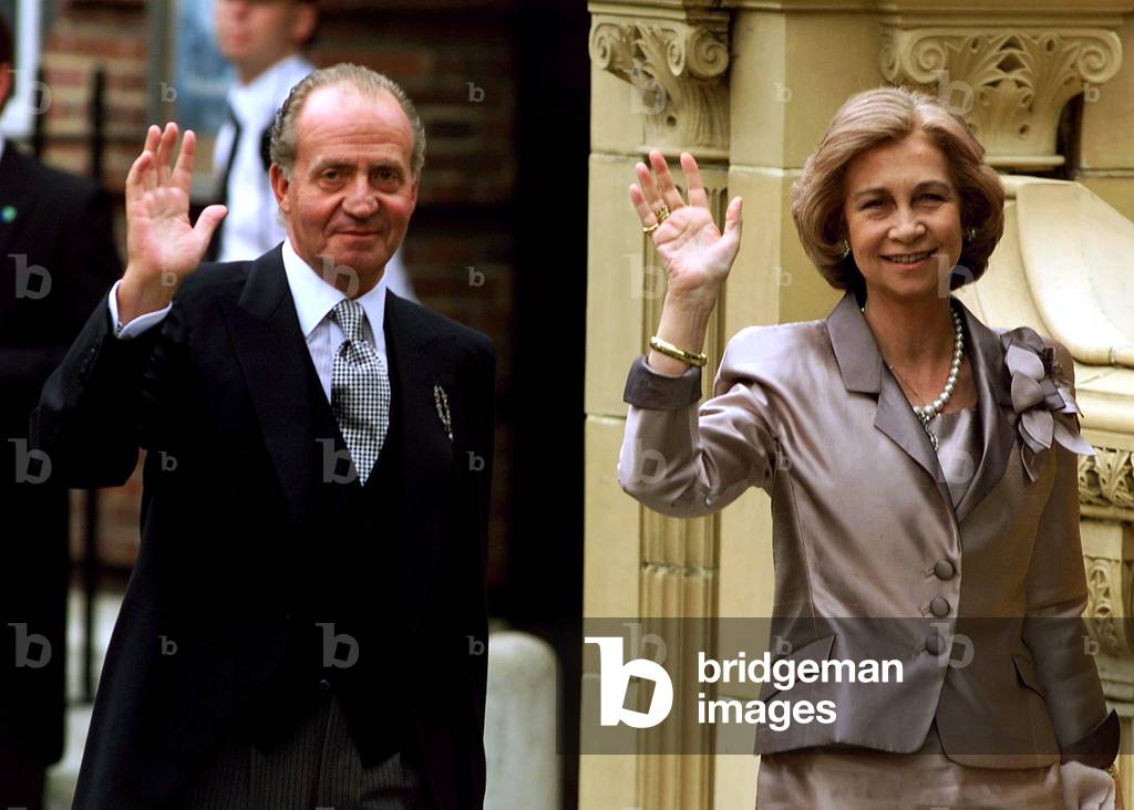 Image of King Carlos and his wife Queen Sophia of Spain wave