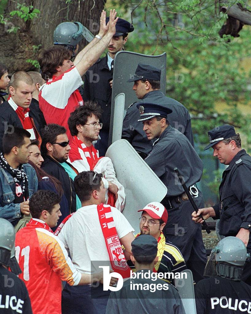 BULGARIAN RIOT POLICEMEN PUSH CSKA SOCCER FANS IN KYUSTENDIL, 1999-05-12 (photo)