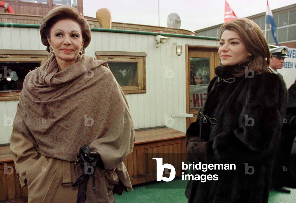 Image of FORMER IRANIAN EMPRESS FARAH DIBA AND HER DAUGHTER BOARD THE