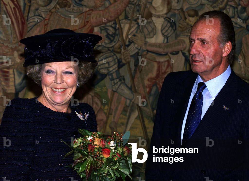 Image of King Juan Carlos of Spain (R) and Queen Beatrix of
