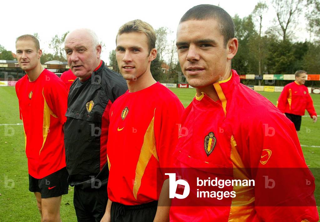 NEWLY-SELECTED BELGIAN PLAYERS POSE WITH NATIONAL COACH ANTHEUNIS IN
KOKSIJDE, 2002-10-07 (photo)