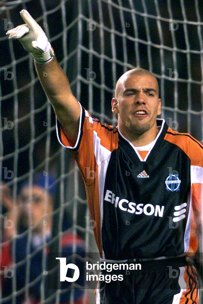 le gardien de l'Olympique de Marseille Stéphane Porato félicite son le gardien de l'Olympique de Marseille Stéphane Porato félicite son