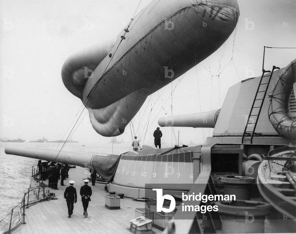 Observation Balloon Attached to HMS Queen Elizabeth, c.1915 (b/w photo)