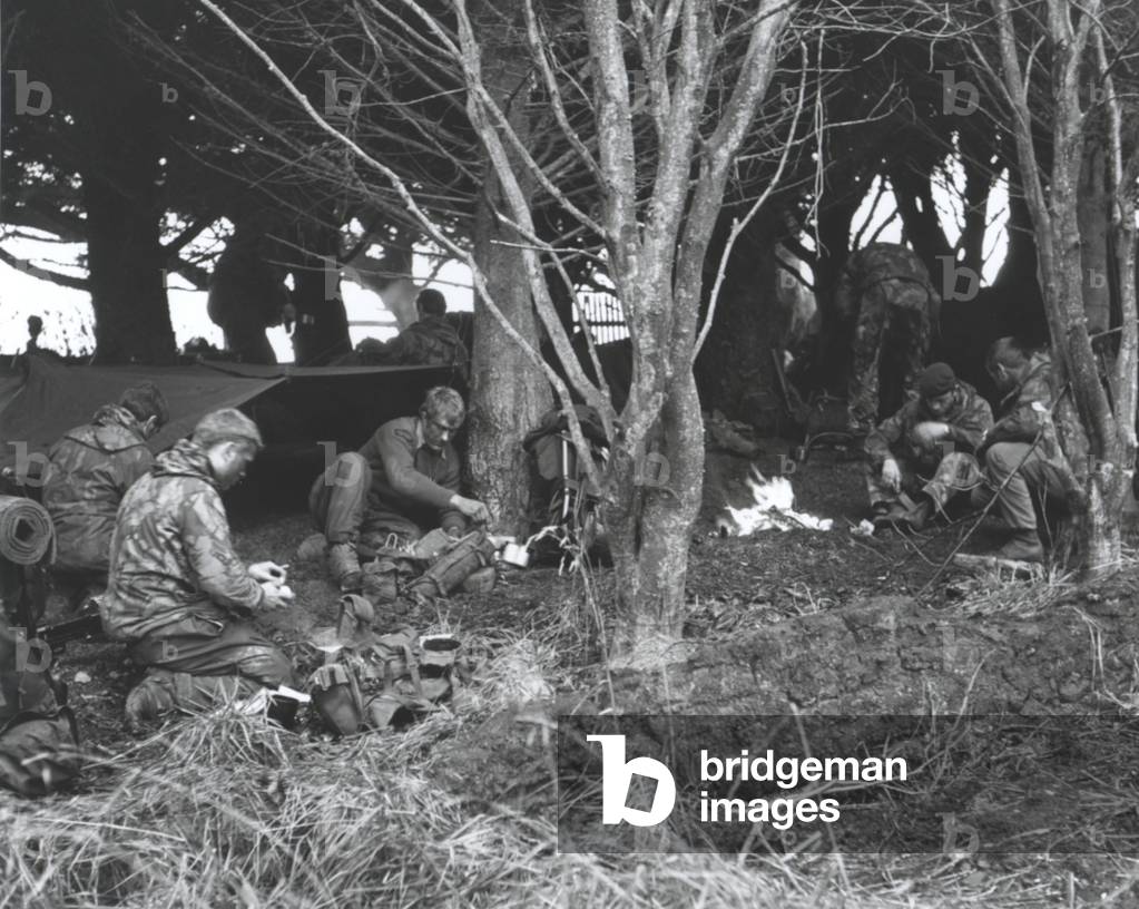 Brigade Recce Troop brew up after a patrol at Teal Inlet, East Falkland, 1982 (b/w photo)