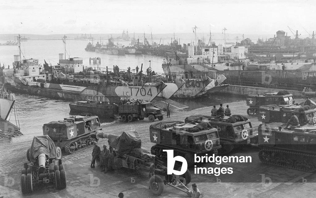 US artillery assembled in preparation for the Normandy landings, 6 June 1944 (b/w photo)