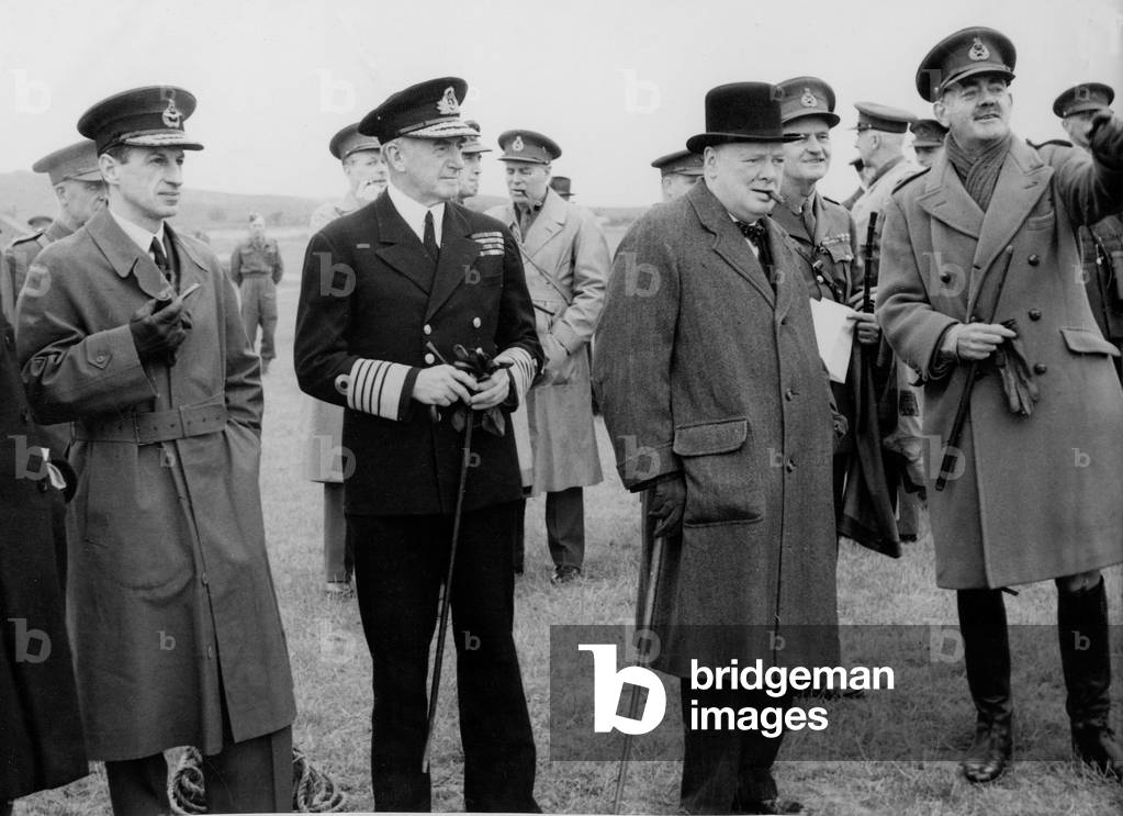 Winston Churchill watches an AA demonstration, 1939-45 (photo)