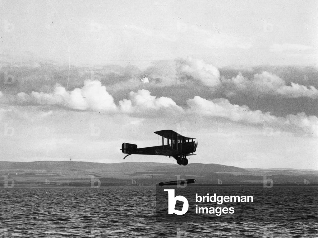 Sopwith Cuckoo and torpedo, 1918-23 (b/w photo)