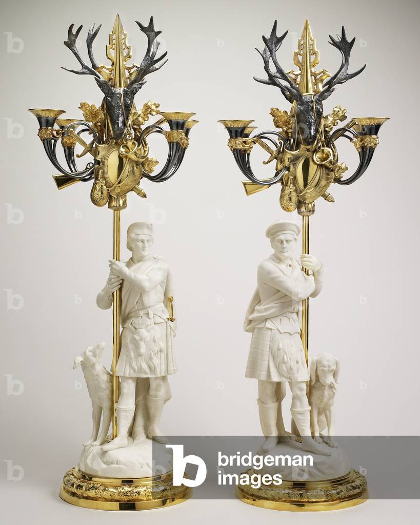 Candelabri formati come prodotti pariani di Highlanders che detengono elaborati trofei di stalking dei cervi (