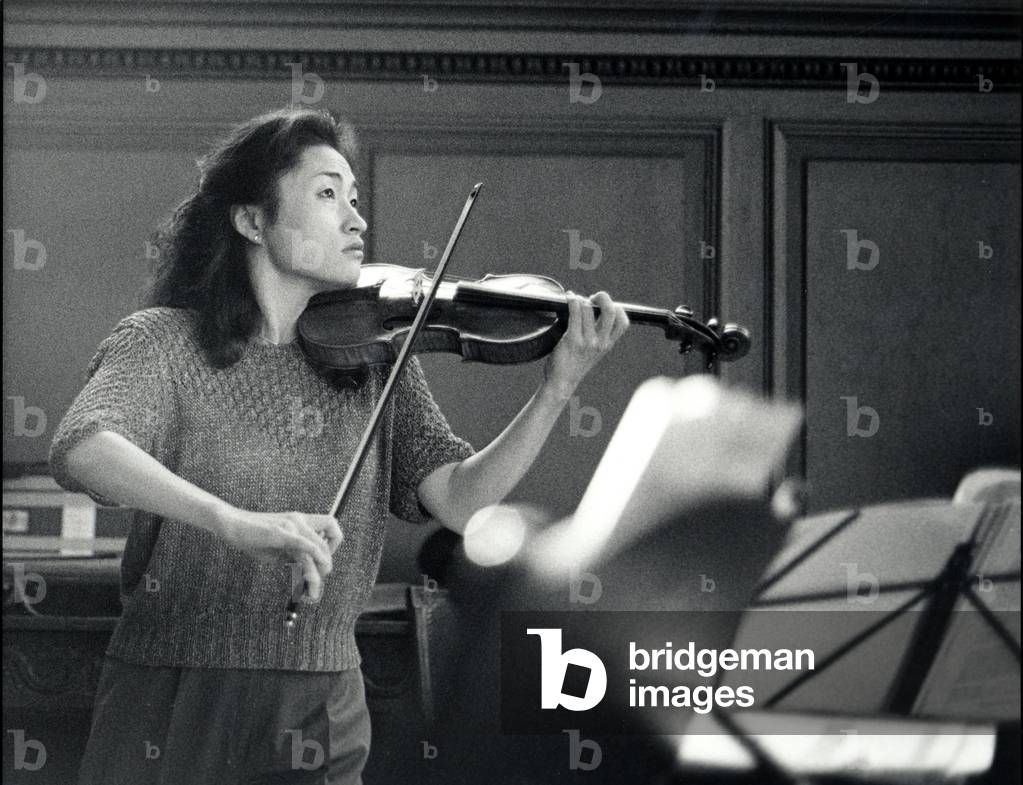 Kyung-Wha Chung playing violin