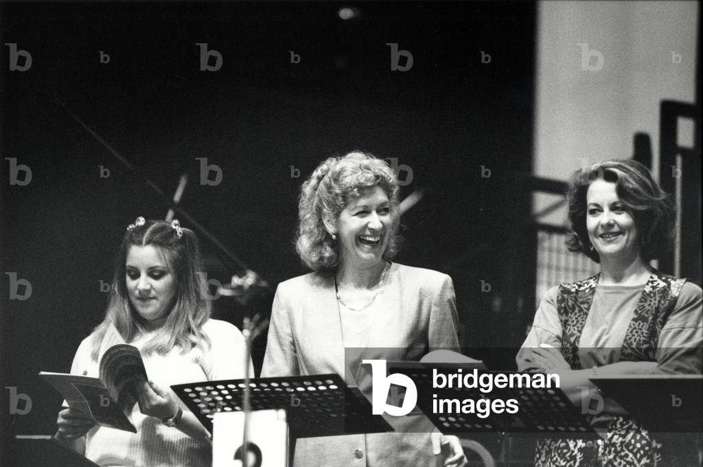 Felicity Lott ( middle)