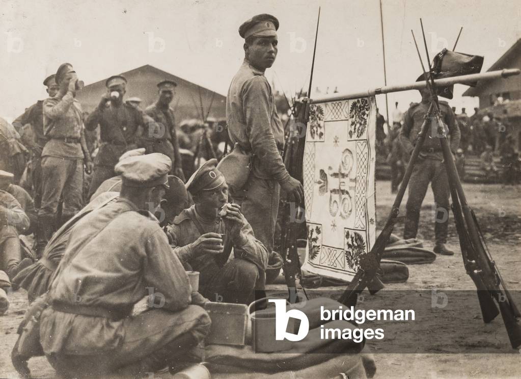 Photograph depicting sentry with regimental banner from the Russian Expeditionary Force in Salonika, 1916 (photo)